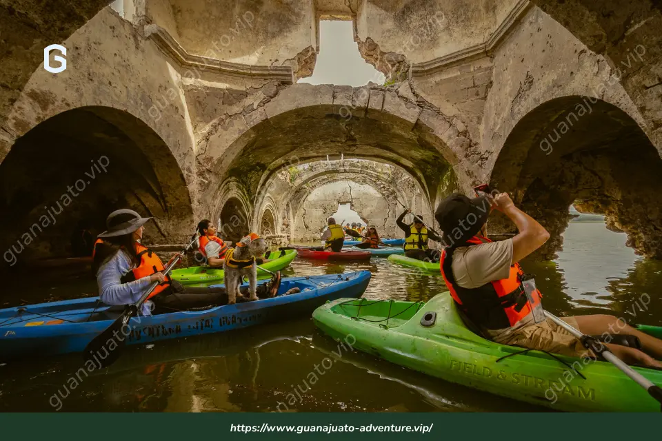Aventura en kayak hacia el templo hundido en Guanajuato